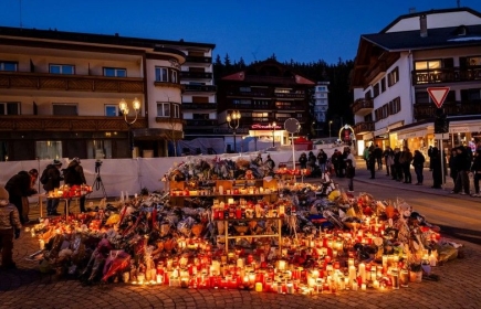 Candles of remembrance are burning in front of the bar in Crans-Montana. Rotary also expresses its solidarity