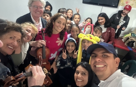 Great joy at the handover of the violins initiated by the Red. Michael Willi and Laura Patricia Mantilla Gaviria